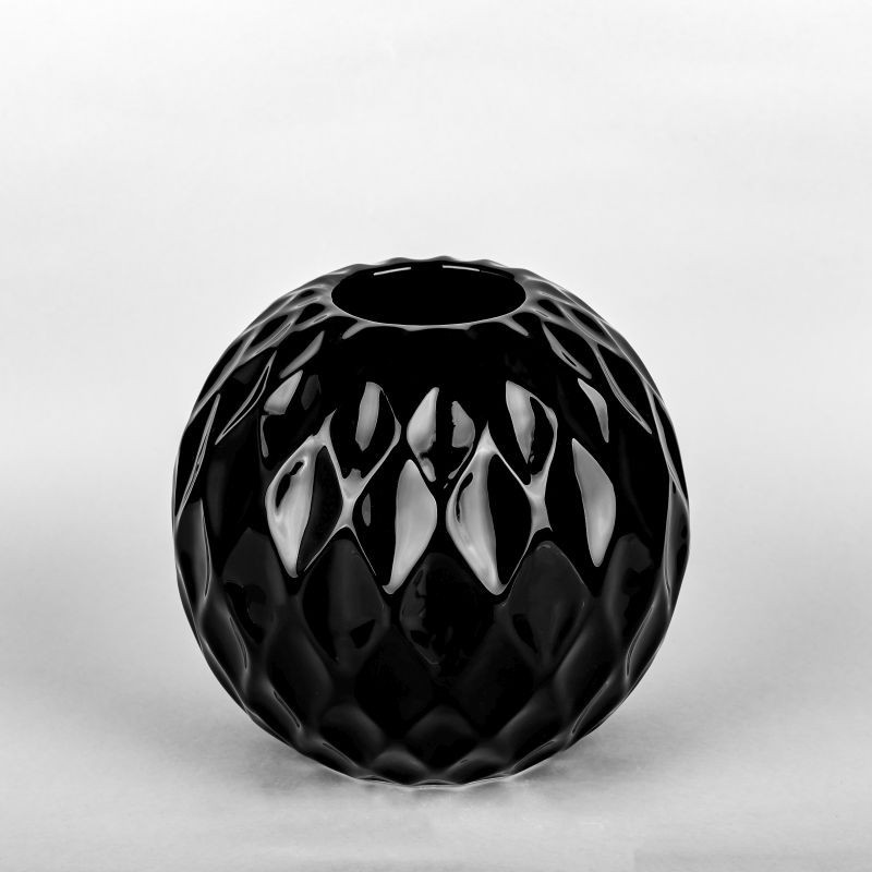 Oryginalny wazon na kwiaty z geometrycznym zdobieniem