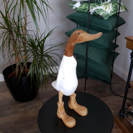 Ręcznie rzeźbiona kaczka z drewna biała w butach HSM MHD0-03-133