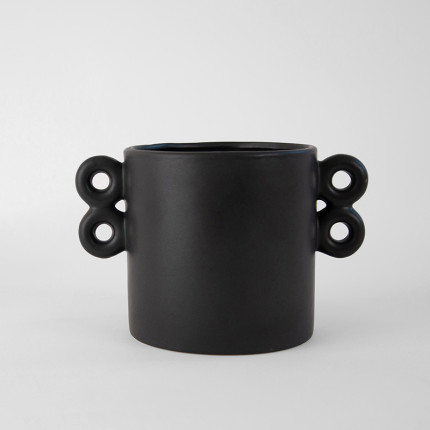 Czarna doniczka ceramiczna z uszkami MHD0-02-251