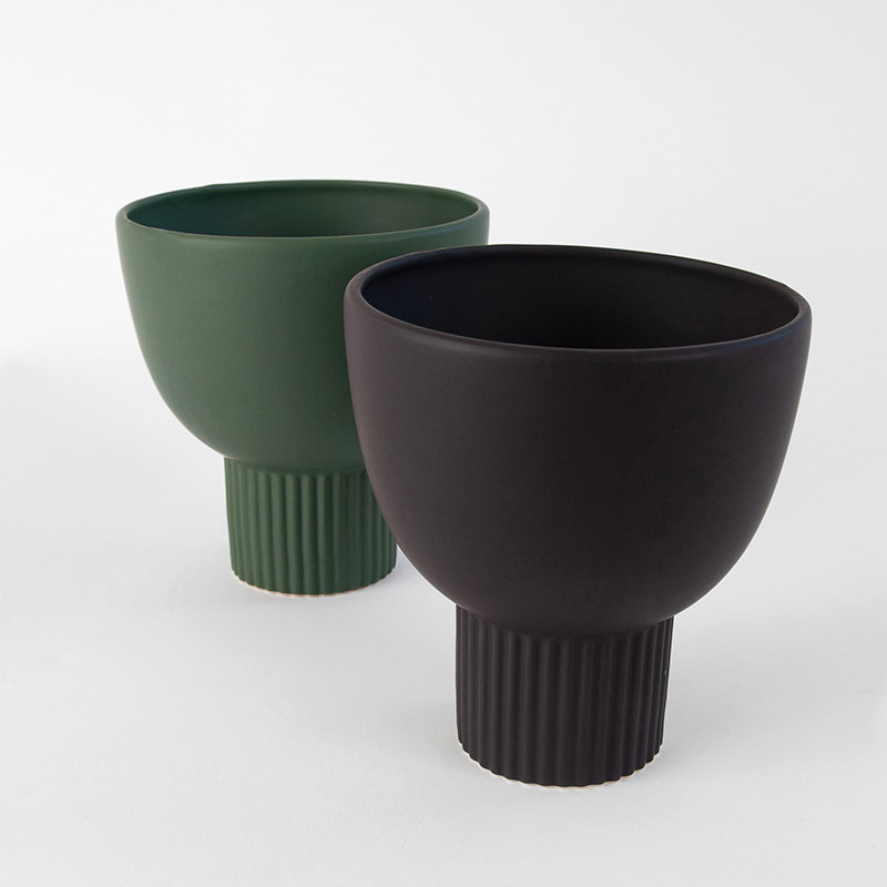 Zielona doniczka ceramiczna na nóżce MHD0-02-247
