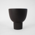 Czarna doniczka ceramiczna na nóżce MHD0-02-246
